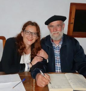 mujer Luz Ros y hombre con boina Toni Montoliu