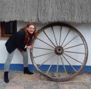 mujer Luz Ros con rueda de carro