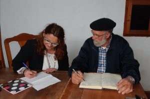 mujer Luz Ros y hombre Toni Montoliu en entrevista