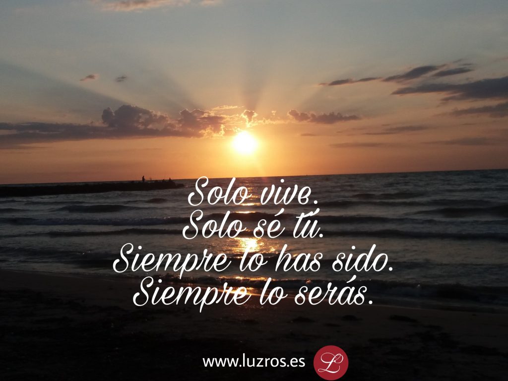 amanecer en el mar, con frase Solo vive, solo sé tú. www.luzros.es