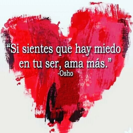 corazón rojo con texto Sisientes que hay miedo en tu ser, ama más. Osho.